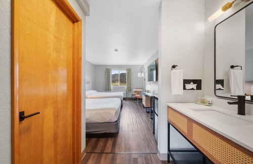 Garibaldi Hotel | Garibaldi Inn at the Bay