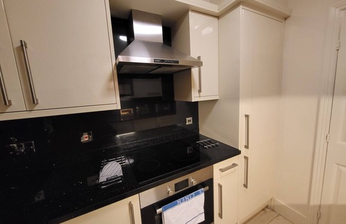 Brondesbury Apartment | Garland Two Bedroom Apartment 1Min Walk to Station