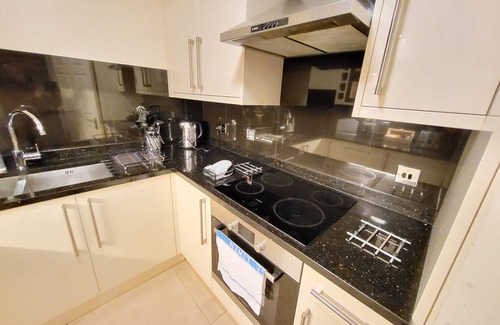 Brondesbury Apartment | Garland Two Bedroom Apartment 1Min Walk to Station