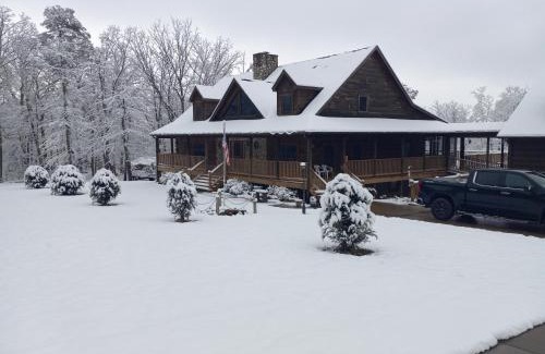 Luray House | Garnerland in Luray with Hot Tub and Pet Friendly