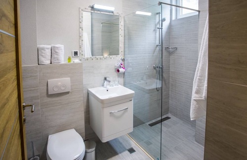 Denovici Hotel | Garni Hotel Olimpija plus se nalazi u Bokokotorskom zalivu,Herceg Novi Crna Gora