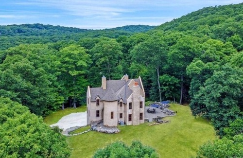 Garrison House | Garrison Castle Retreat 5B/4B Fireplace Pond Hike