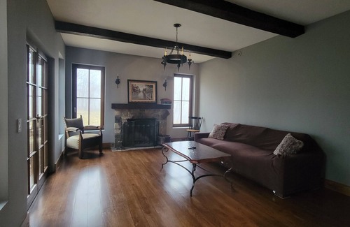 Garrison House | Garrison Castle Retreat 5B/4B Fireplace Pond Hike