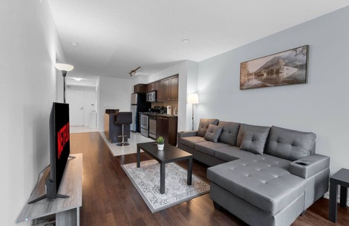 Fort York Hotel | Garrison Commons - Free Parking - Pool - Gym