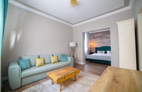 Campulung Moldovenesc Apartment | Garrison's Suites