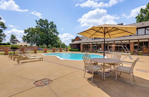 De Soto House | Gated 35-Acre De Soto Estate: Pool, Lake & Patio!