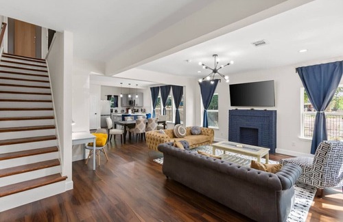 South Central Houston House | Gated 3BR, Sleeps 7 Med Center NRG Downtown
