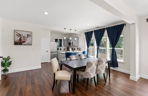 South Central Houston House | Gated 3BR, Sleeps 7 Med Center NRG Downtown
