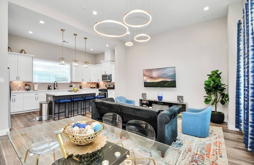 Brookhollow House | Gated, Comfy & Modern 3 BDR Townhome Centrally located near Airport.