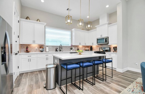 Brookhollow House | Gated, Comfy & Modern 3 BDR Townhome Centrally located near Airport.
