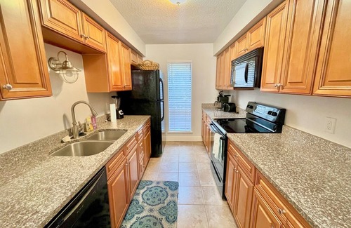 Saint Simons Heights Condo | Gated condo near beaches, shops and dining
