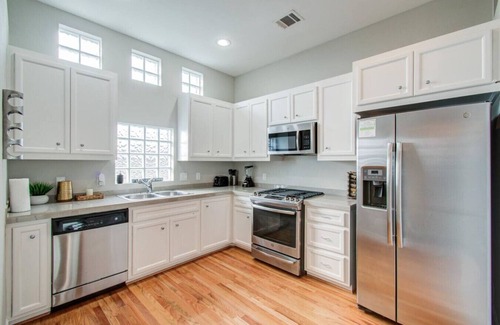Southeast Houston House | Gated Townhome w/Garage Parking by Hobby Airport!