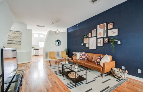 Southeast Houston House | Gated Townhome w/Garage Parking by Hobby Airport!