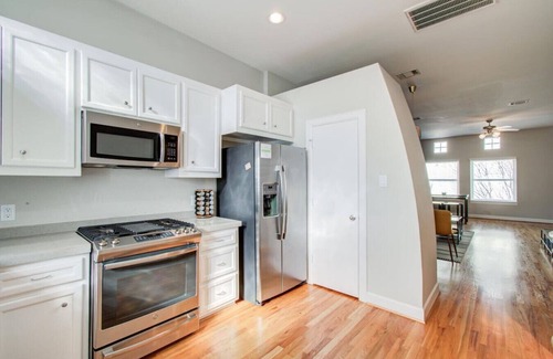 Southeast Houston House | Gated Townhome w/Garage Parking by Hobby Airport!
