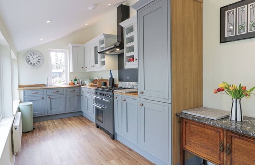 Galston Cottage | GATEHOUSE 2 CESSNOCK CASTLE, pet friendly, with open fire in Galston
