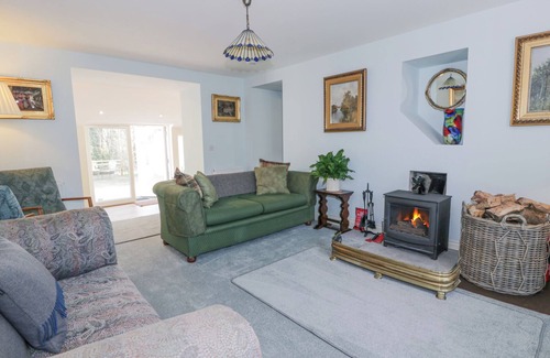 Galston Cottage | GATEHOUSE 2 CESSNOCK CASTLE, pet friendly, with open fire in Galston