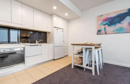 Kingston Apartment | Gateway Apt in Kingston Central - Hosted by Canstay