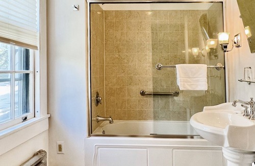 Lenox Hotel | Gateways Inn & Restaurant