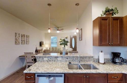 Oviedo Cottage | Gator Cottage: Cozy 2-bedroom, 1-bath cottage, sleeps 4. Perfect for a small family.