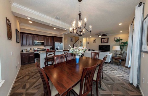 Oviedo House | Gator Mansion: Spacious 6-bedroom, 5-bath home, sleeps 12. Perfect for family gatherings.