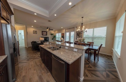 Oviedo House | Gator Mansion: Spacious 6-bedroom, 5-bath home, sleeps 12. Perfect for family gatherings.