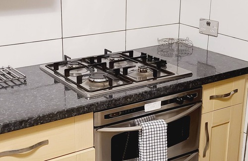 Crawley House | Gatwick Stay: Quick, Comfortable, and Convenient for Your Travels!.-15 guests.