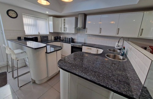 Dowlais House | Comfortable 3 Bed home Merthyr