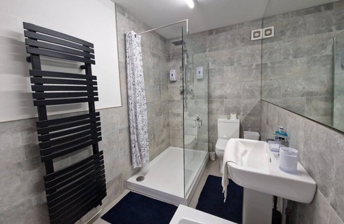 Dowlais House | Comfortable 3 Bed home Merthyr