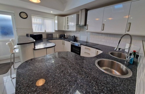 Dowlais House | Comfortable 3 Bed home Merthyr