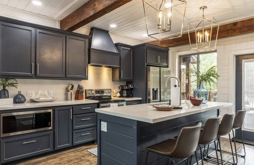 Broken Bow Cabin | Geauxin' All Inn -Gameroom, Bunks, Spacious Covered Deck, Paved Rd, Hot Tub