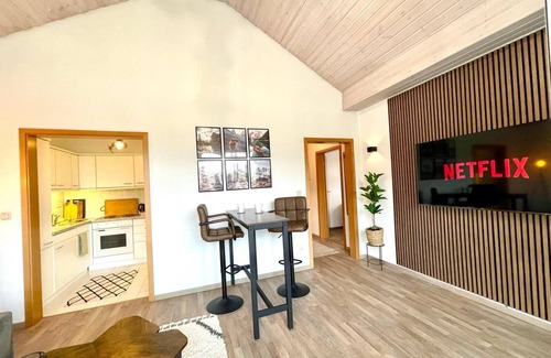 Stryck Apartment | Gemütliche Balkon-oase mit Blick auf Skywalk Perfekte Lage Smart TV