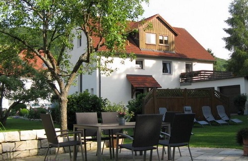 Riedenburg Apartment | Gemütliche Ferienwohnung mit Terrasse und Liegewiese, kostenfreies Parken und WLAN