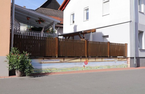 Tauberbischofsheim Apartment | Gemütliche Ferienwohnung mit Sonnenterrasse & kostenfreiem WLAN