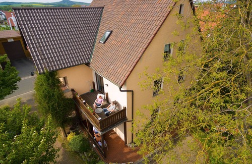Staffelstein Apartment | Gemütliche Ferienwohnung (60qm) mit großem Balkon und kostenfreiem WLAN