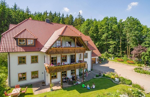 Altenkunstadt Apartment | Gemütliche Ferienwohnung (40qm) mit Terrasse & Garten