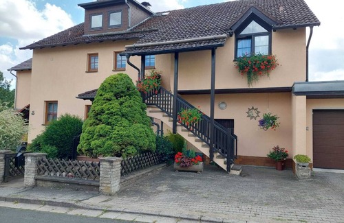 Bad Rodach Apartment | Gemütliche Ferienwohnung im Grünen mit Balkon zur Südseite