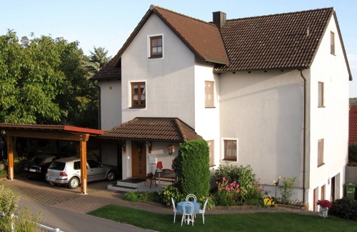 Haundorf Apartment | Gemütliche Ferienwohnung mit Panoramablick und großem Garten