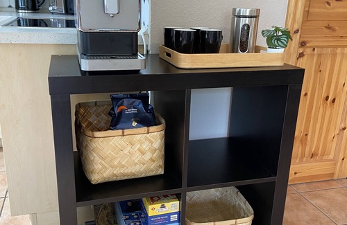 Thandorf Apartment | Gemütliche Ferienwohnung im Erdgeschoss eines Reetdachhauses mitten im Grünen