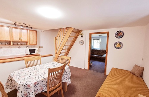 Provodin Ski Chalet | Gemütliche Zimmer und Geräumige Terasse für Totales Chill Out. Machasee -10 Min
