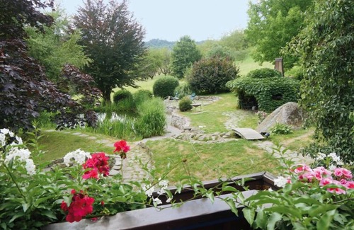 Busterbach Apartment | Gemütliches und modernes Einzelzimmer, mit Sitzecke, Sat-TV, Badezimmer und Balkon mit Talblick