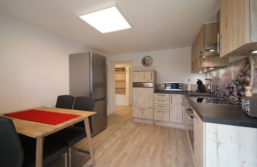 Wehr Apartment | Gemütliches Zimmer mit TV und Gemeinschaftsbad