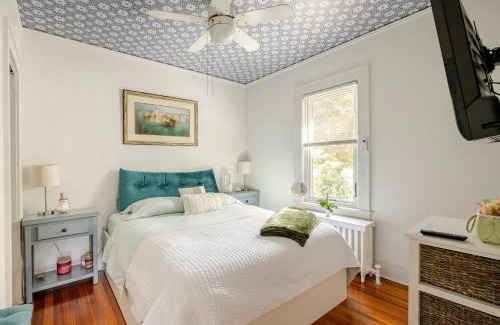 Stamford Villa | Gem by the water with firepit & all fenced backyard 2 Bedrooms