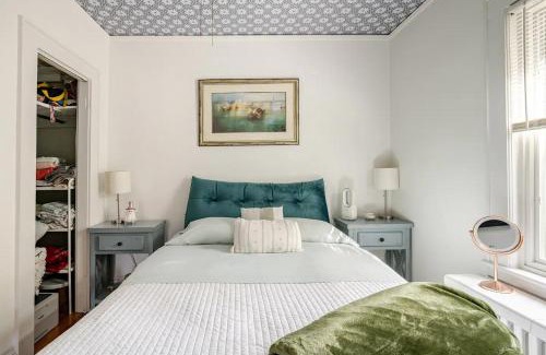 Stamford Villa | Gem by the water with firepit & all fenced backyard 2 Bedrooms