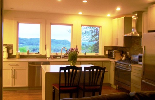 Great Barrington House | Gem of the Berkshires. Mountain View. Short walk to lake & downtown.