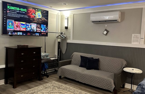 Spring House | Generac backup powered guesthouse with wash & dryer! Min from IAH.Hablo español.