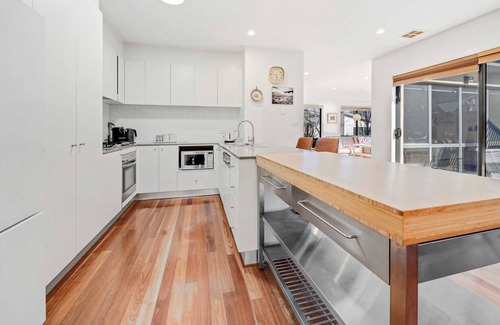 Watson House | Generous 2-Bed Townhouse near Showground
