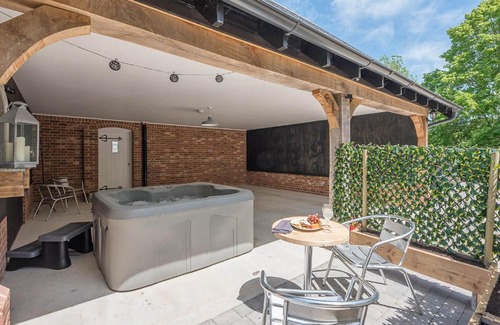 Ipswich Apartment | Geoff's Rest at Pond Hall Farm in Hadleigh with Private Hot Tub