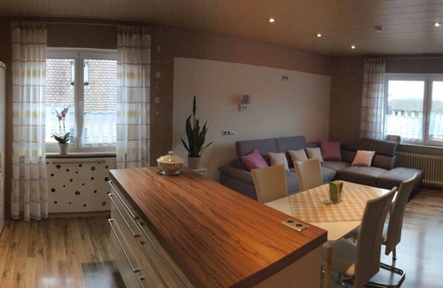Volkach Apartment | Geräumige 90qm Ferienwohnung mit Balkon und Terrasse, kostenfreies WLAN