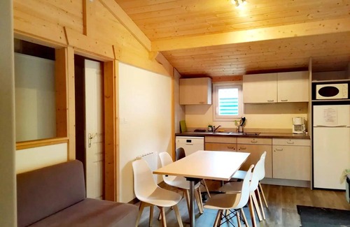 Vouneuil-sur-Vienne Ski Chalet | Geräumiges Chalet mit 3 Schlafzimmern und 2 Bädern 6 Personen