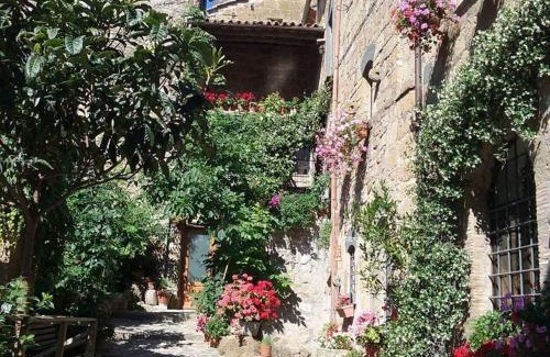 Civita di Bagnoregio House | Gerani Rossi